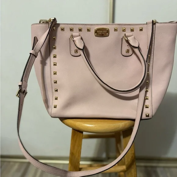 Beautiful light pink leather, Michael Kors tote bag🌸👜🌸 is in great condition.